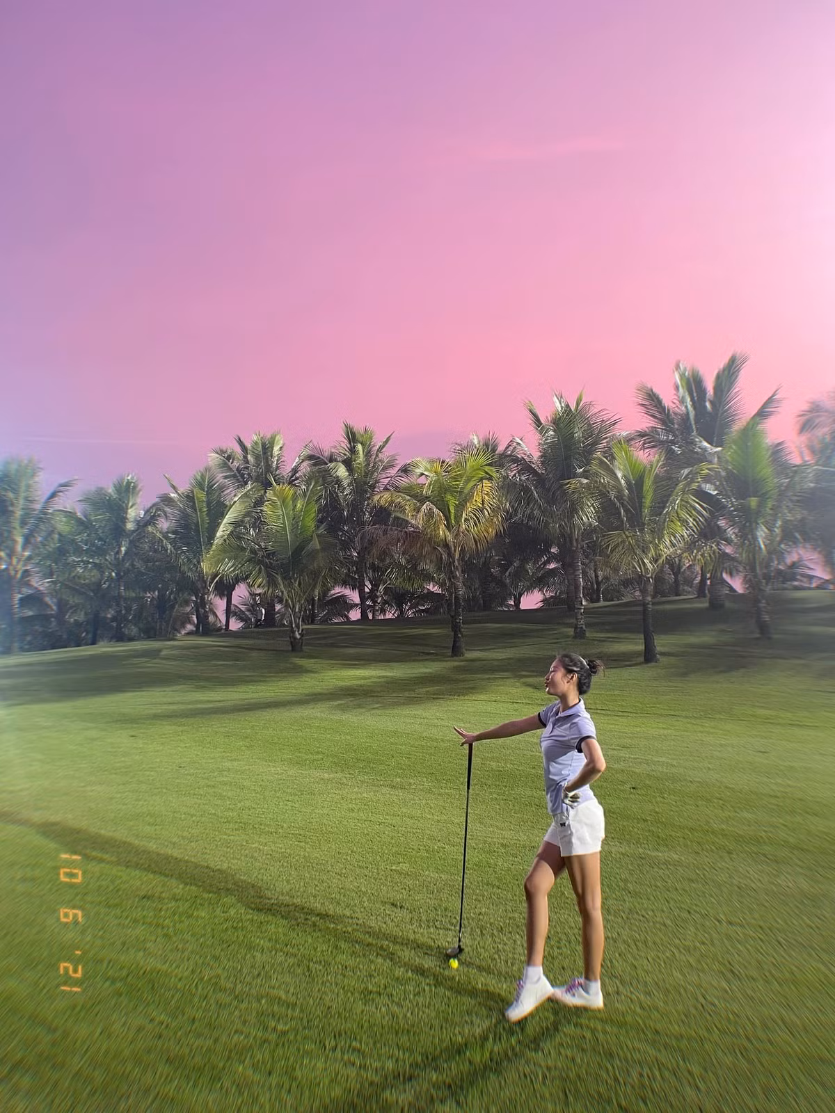 Văn Mai Hương khoe dáng ngoài sân golf.