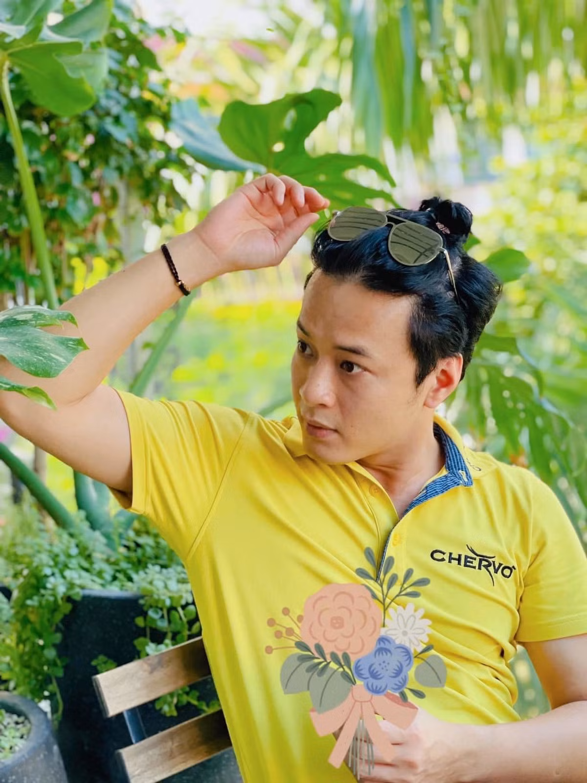 Hồng Đăng đăng ảnh hài hước vào sinh nhật kèm chia sẻ: ''Sáng dậy nhận được những lời chúc từ gia đình, anh em bạn bè tự nhiên thấy cứ xúc động với khó tả sao ấy…. Hay là già tâm lý thay đổi nhỉ?''.