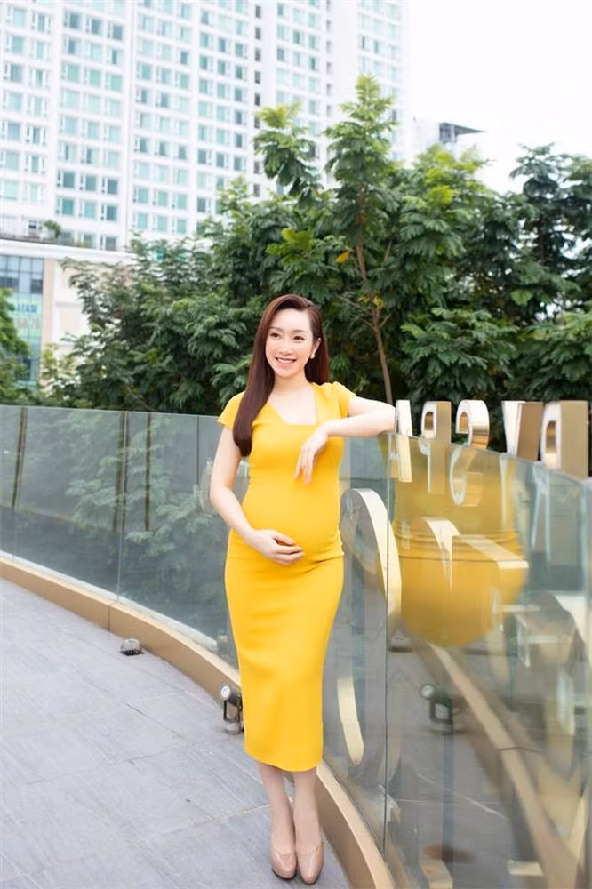 Trong cả thai kỳ, lúc nào mọi người cũng dễ dàng bắt gặp hình ảnh nữ CEO tươi cười rạng rỡ và tràn đầy năng lượng dù đã tăng gần 20kg và bụng to vượt mặt.