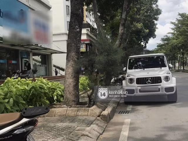 Ca sĩ gốc Thái Bình đi chiếc siêu xe màu trắng.