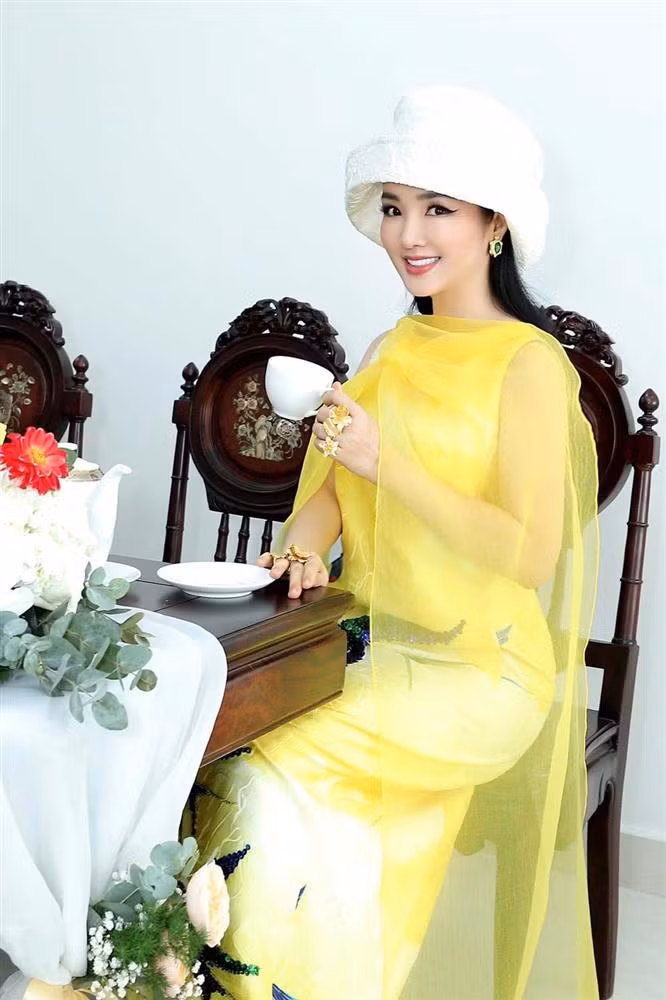 Hoa hậu Giáng My khoe vẻ đẹp không tuổi trong một chiếc đầm vàng phủ voan nổi bần bật mix cùng chiếc mũ khá to. Ở bất cứ sự kiện nào thì thiết kế này cùng set trang sức vàng nặng trĩu tay này cũng thừa sức biến Giáng My thành tâm điểm của sự chú ý.