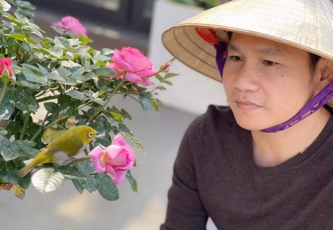 Trọng Tấn thảnh thơi trong vườn nhà, tự ví mình là "bác làm vườn và con chim sâu".