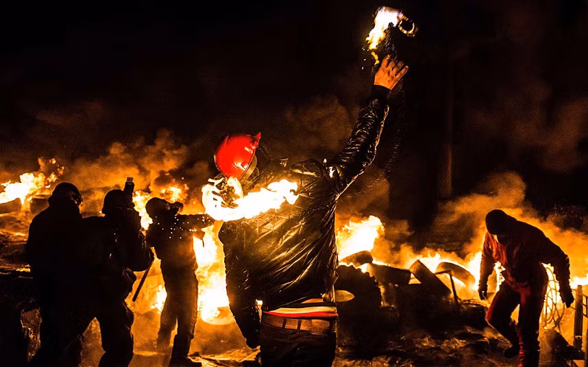 Trong khi đó, Bộ trưởng Nội vụ Vitaliy Zakharchenko đe dọa sẽ khởi động một cuộc tấn công nhắm vào người biểu tình để giải thoát cho những cảnh sát chống bạo động bị mất tích và được cho là đang bị người biểu tình quá khích giam giữ.
