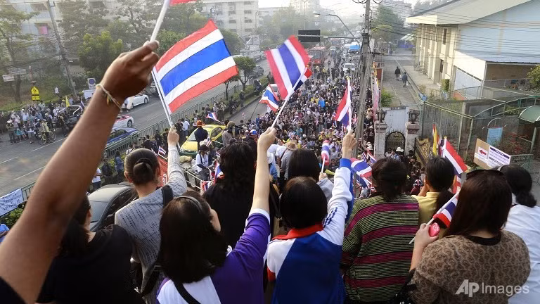 Người biểu tình chống chính phủ Thái Lan diễu hành ở Bangkok hôm nay (26/1).