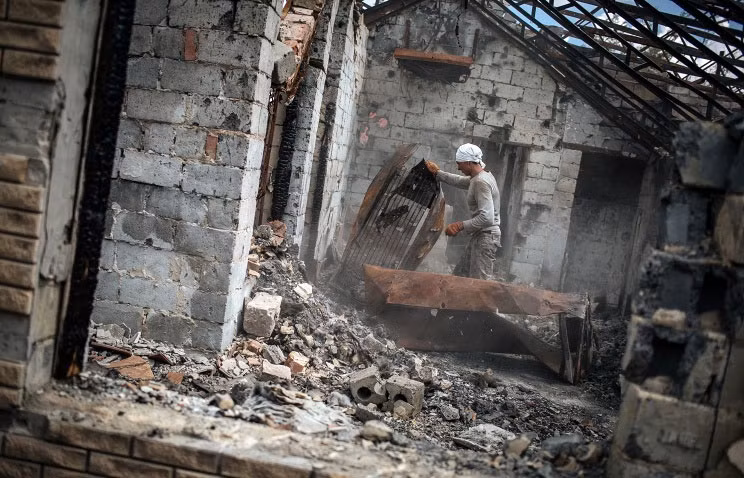 Một ngôi nhà ở miền đông Ukraine bị phá hủy bởi pháo kích.