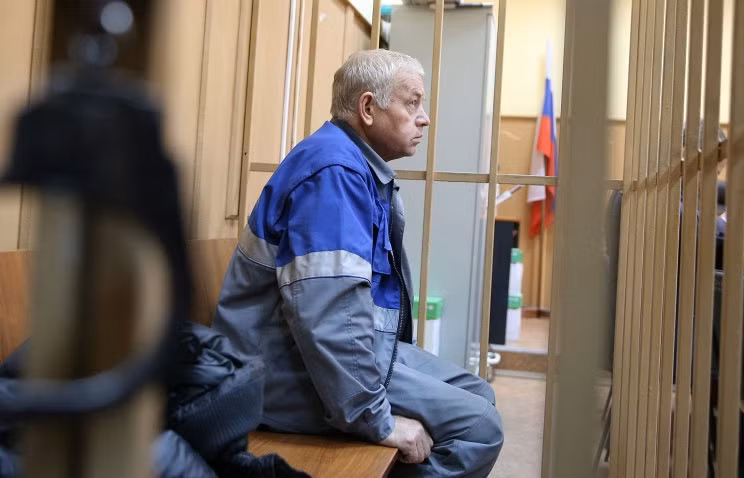 Tài xế lái xe cào tuyết Vladimir Martynenko.