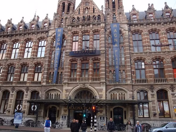  8. Magna Plaza, Amsterdam, Hà Lan: Từng là bưu cục đầu tiên của Amsterdam, tòa nhà mang phong cách Neo-gothic này được sửa chữa, nâng cấp và cải tạo năm 1993. Vào cuối tuần và ngày lễ, du khách có thể lắng nghe những giai điệu sống trong khi đi dạo 30 cửa hàng nhỏ, các cơ sở ăn uống và quán cà phê. 