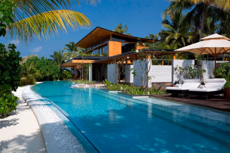  Đảo Coco Private Kuda Hithi: Giá của một căn biệt thự có sức chứa lên tới 12 người trên hòn đảo tư tại Maldives này là 27.000 USD/đêm. Thủy phi cơ là phương tiện duy nhất để tới đảo này. Trên đảo có các hướng dẫn viên lặn, dịch vụ massage và đầu bếp riêng. Thậm chí, đảo còn xây dựng riêng một thư viện. Một phòng tắm ngoài trời cũng được thiết kế bên cạnh nội thất xoa hoa của phòng tắm trong biệt thự.