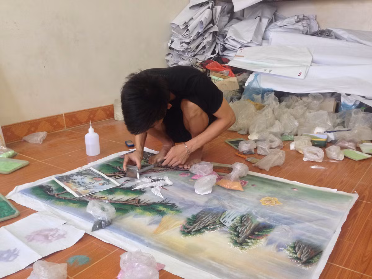 Anh Băng chia sẻ: Một bức tranh đá quý hoàn chỉnh phải trải qua 3 quá trình: nhập nguyên liệu, thiết kế, chế tác. Trong đó chế tác là khâu quan trọng và khó khăn nhất. Nó đòi hỏi sự khéo léo và tay nghề cao của người thợ thủ công. Hiện nay, tại xưởng của anh có hơn 20 nghệ nhân chế tác tranh đá quý.