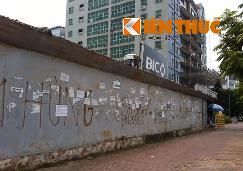 Khu đất này được UBND TP Hà Nội giao cho BIDV Thăng Long thuê để xây dựng văn phòng làm việc và giao dịch từ cuối năm 2002 và BIDV Thăng Long chính thức tiếp nhận bàn giao đất tại thực địa vào tháng 11/2003. Đến 2011, UBND TP Hà Nội tiếp tục có Quyết định số 2484/QĐ-UBND ngày 02/6/2011 của UBND Thành phố về việc giao đất và cho thuê đất dự án này. Tuy nhiên, hơn 10 năm trôi qua, đến nay dự án vẫn chỉ là một bãi đất trống được rào lại.
