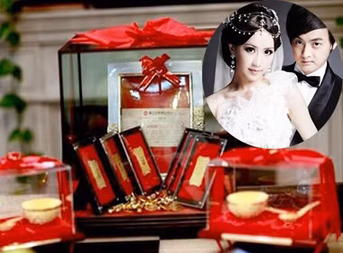 Chủ nhân của đám cưới đình đám này là cô dâu Tương Thần (22 tuổi) và chú rể Kỳ Phong (29 tuổi). Tương Thần là con gái chủ tịch tập đoàn Hằng Vũ Trần Tuyết Hoa còn Kỳ Phong là con trai chủ tịch tập đoàn may mặc Tô Châu - tập đoàn may mặc lớn nhất Giang Tô. Của hồi môn ngoài những tấm séc bạc tỷ còn có rất nhiều vàng thỏi, trang sức quý giá, cặp bát bằng vàng và thêm một chiếc Lamborghini trắng trị giá 4.800.000 nhân dân tệ (khoảng hơn 16 tỷ đồng).