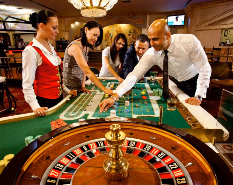 6. Quản lý casino (57.000 – 85.000 USD): Người quản lý casino có trách nhiệm giải thích và xây dựng các quy tắc chơi, giám sát và ngăn chặn những hành vi gian lận, trộm cắp trong casino. Phụ thuộc vào từng sòng bạc mà người quản lý có thể kiếm được trung bình 60.000 USD và cao nhất là 85.000 USD.