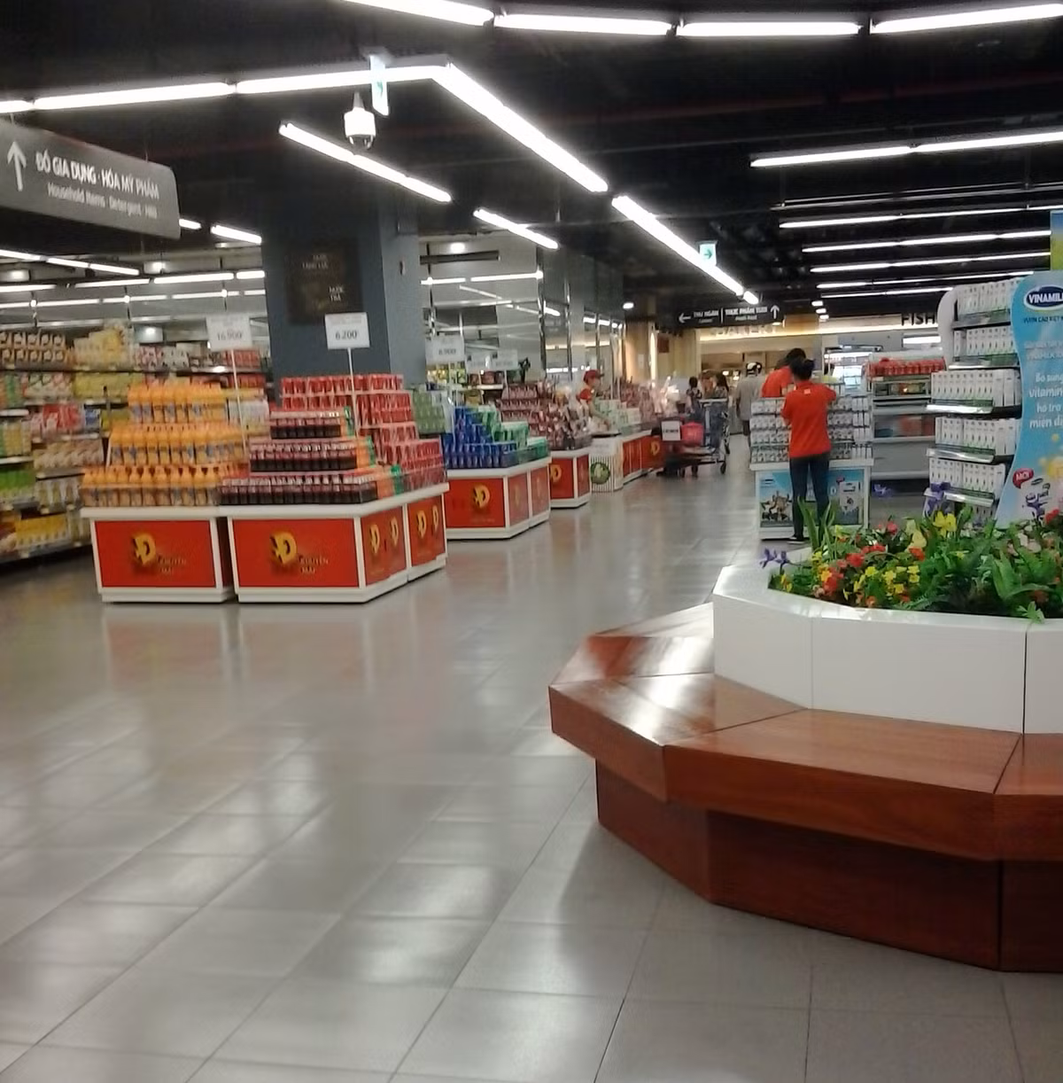 Tọa lạc tại vị trí đắc địa ở Hà Nội với tổng số vốn đầu tư "khủng", ngay từ khi khai trương, tòa nhà Lotte Center đã thu hút mọi sự quan tâm của dư luận. Khách hàng đổ xô đến đây mua sắm và cảnh chen lấn, xô đẩy diễn ra thường xuyên ở nhiều quầy hàng. Nhưng sau một thời gian "nóng bỏng", có vẻ sức hút của tòa nhà này đã giảm nhiệt rõ rệt.