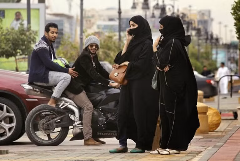 10. Riyadh, Ả - rập Xê – út: Mặc dù cuộc sống ở thủ đô Ả - rập Xê – út có thể khó khăn vì lối sống truyền thống, đặc biệt là phụ nữ, nhưng nó lại là nơi cực kỳ an toàn cho du khách nước ngoài. Đến đây, phụ nữ nước ngoài có thể mặc bất kỳ trang phục nào mà họ muốn, tham gia các môn thể thao hoặc các trò vui chơi giải trí. Các bể bơi, sân tennis, phòng tập thể dục được trang bị đầy đủ các tiện nghi. Du khách cũng có thể đến các khu chợ truyền thống để mua những món đồ thủ công. Nếu muốn mua sắm theo kiểu phương Tây, bạn có thể đến các trung tâm thương mại, cửa hàng giá rẻ như Gucci và Versace.