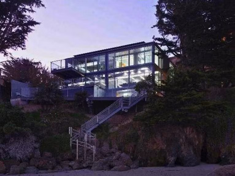 Được xây dựng ngay sát bờ biển, biệt thự năng lượng mặt trời ở Malibu, California chủ yếu được làm từ thép, bê tông và thủy tinh. Nhà còn thiết kế riêng một cây cầu và có thể ngắm quang cảnh của biển Thái Bình Dương. Giá của biệt thự là 14,495 triệu USD.