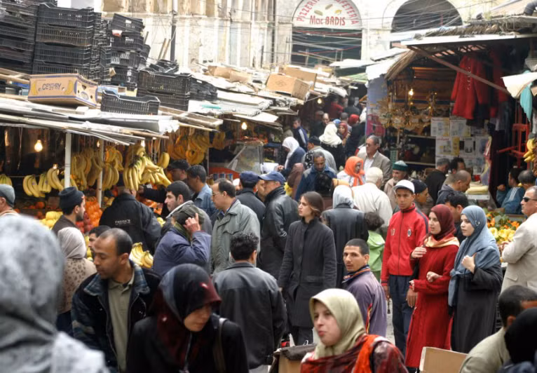 6. Algiers, Algeria. Algiers là một thành phố giá rẻ để sinh sống, mặc dù mức thu nhập của người dân địa phương khá thấp. Một cuộc điện thoại trong nước có giá 1 cent/phút và 5 cent/phút nếu gọi đi nước ngoài. Đặc biệt, thực phẩm trong các nhà hàng cao cấp tại đây rẻ hơn gấp 5-6 lần so với ở Hoa Kỳ.
