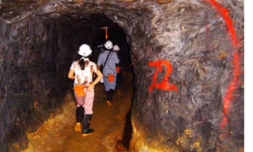 Đường hầm khai thác vàng ở Bồng Miêu.