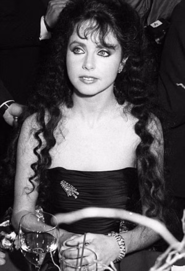 Sarah Brightman, vợ của Andrew Lloyd Webber trong bộ ghim cài và vòng đeo tay.