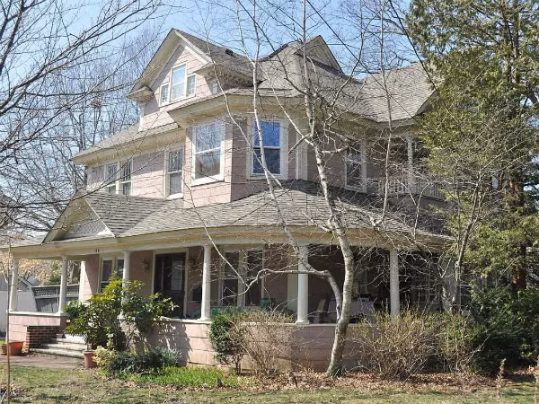 Một nhà phát triển tại Freeport, New York đã xây dựng căn hộ trên lô đất hình tam giác đất để phản đối kế hoạch lắp lưới điện của một thành phố.