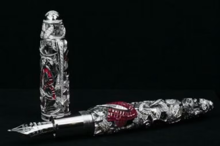 1. Bút viết, giá: 730.000 USD. Bên cạnh chất liệu vàng trắng, chiếc bút của Van Cleef &amp; Arpels và Montblanc còn được trang trí bằng hồng ngọc, ngọc bích, ngọc lục bảo và thậm chí cả kim cương. Được biết, 9 chiếc bút được làm từ 840 viên kim cương và hơn 20 carat đá quý sẽ được bán trên toàn thế giới.