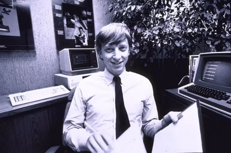 Bill Gates tốt nghiệp trường Lakeside School năm 1973 với số điểm bài thi SAT gần như tuyệt đối 1590/1600. Mùa thu năm đó, ông đã ghi danh vào trường Đại học Harvard. Tuy nhiên, một năm sau, ông đã bỏ học.