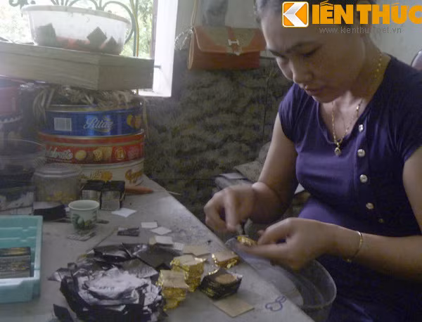 Cuối cùng là gỡ vàng ra khỏi giấy quỳ và xếp lại với nhau. Ở công đoạn này, người thợ phải làm việc trong phòng kín và phải thở thật nhẹ nhàng vì chỉ cần vô ý thở mạnh, vàng cũng đã bay tung.