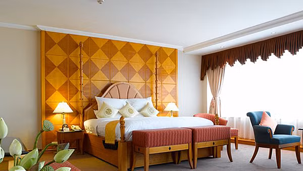 Còn nếu nghỉ dưỡng tại khách sạn Melia, mỗi buổi sáng thức dậy, bạn có thể ra ban công ngắm nhìn toàn thành phố Hà Nội. Ngoài ra, khách sạn Melia còn có các dịch vụ vui chơi, giải trí, thư giãn, làm đẹp, dịch vụ du lịch, trông trẻ, wifi...