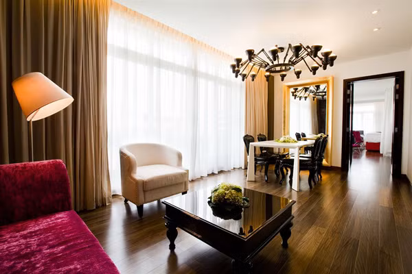 Phòng căn hộ trang nhã được trang trí với hai màu đỏ và xanh lá, với tầm nhìn bao quát cả thành phố hoặc nhà hát Lớn.