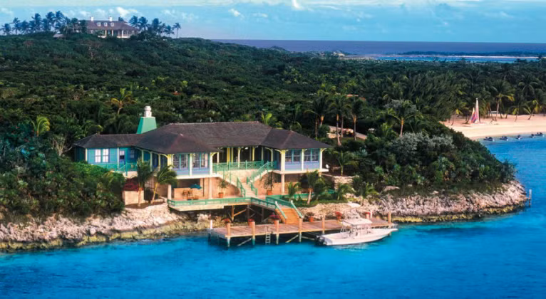  Đảo Musha Cay của David Copperfield: Musha Cay là hòn đảo rộng 100 mẫu Anh (hơn 400.00 m2) thuộc sở hữu của nhà ảo thuật David Copperfield. Tương tự như các hòn đảo tư nhân khác, Mush Cay chỉ có không có nhiều biệt thự và số khách tối đa của 1 biệt thự là 24 người. Tại đây còn có rạp chiếu phim, cuộc săn tìm kho báu thật của cướp biển. Tuy nhiên, ngoài số tiền thuê đảo, bạn phải trả thêm 20.000 USD để tham gia trò chơi này. Mỗi năm, khi gia đình David Copperfield nghỉ dưỡng tại đây, đảo Musha Cay sẽ không cho khách thuê trong 10 tuần.