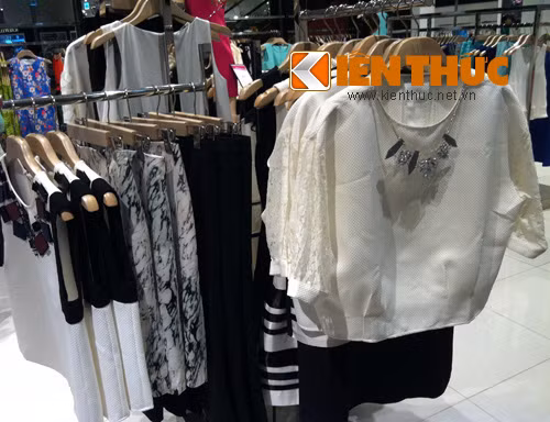 Tuy nhiên, còn nhiều gian hàng thời trang của các thương hiệu nổi tiếng thì giá còn khá cao, mặc dù cũng đã giảm đến 40 - 50%. Các loại váy áo thời trang này có giá tiền triệu trở lên.
