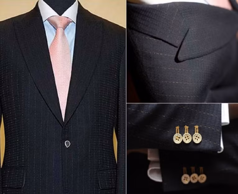 2. Alexander Amosu Vanquish II Bespoke, giá: 101.860 USD. Alexander Amosu không chỉ là một chuyên gia trang phục mà còn là một doanh nhân xài các hàng hiệu sang trọng. Bộ vest do ông thiết kế được làm từ 2 loại len đắt tiền nhất thế giới. Ngoài ra, nó còn bao gồm 9 cúc áo làm từ vàng 18 carat và kim cương.