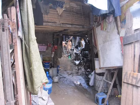 Căn nhà kỳ dị có hình cái búa tại số 56 Nguyễn Phúc Lai của anh Đức không khác gì một khu "ổ chuột" xập xệ tại đất Hà Thành. Diện tích hẹp và việc xây dựng móng vừa nhỏ lại vừa mỏng khi phải gánh cả một căn phòng rộng đến gấp đôi diện tích khiến căn nhà bị nghiêng hẳn ra phía ngoài đường.