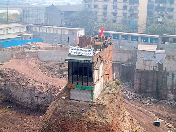 Một gia đình ở Trùng Khánh (Trung Quốc) đã từ chối dọn ra khỏi nhà để mở đường cho việc xây dựng một trung tâm mua sắm.