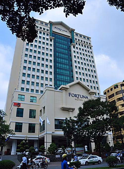 Tọa lạc ở một trung tâm tài chính Hà Nội, khách sạn Fortuna là nơi lưu trú thu hút nhiều du khách tìm đến. Tòa nhà nổi bật với lối kiến trúc kết hợp hài hòa giữa nét hiện đại của phương Tây và điệu cổ điển của phương Đông.