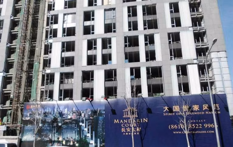 6. Khu căn hộ Mandarin, nằm ở trung tâm của Bắc Kinh, cách 1.800 mét về phía đông từ Quảng trường Thiên An Môn. Căn hộ là sự kết hợp giữa giá trị truyền thống của Trung Quốc với các yếu tố và vị trí địa lý của Trung Quốc. Đây là một trong số ít các căn hộ cao cấp nằm bên cạnh Kinh Thành (Imperial City). Một căn hộ giường đơn ở đây được chào bán với giá hơn 9 triệu nhân dân tệ. Giá trung bình: 88.446 nhân dân tệ/m2 (300 triệu đồng).