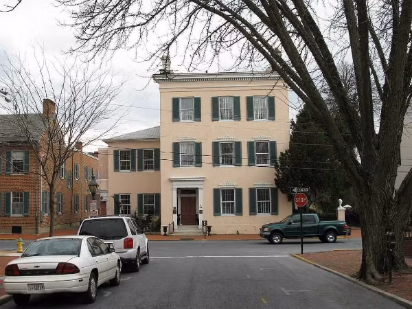 Khi biết thông tin thành phố sẽ làm đường qua đất nhà mình, một bác sĩ ở MaryLand (Mỹ) ngay lập tức xây dựng ngôi nhà này.