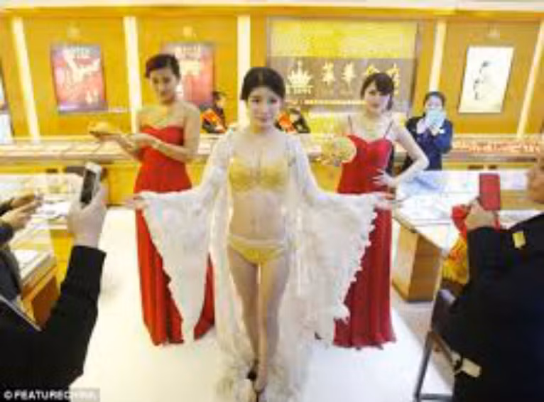 Rất nhiều người dân đã đến xem, quay phim và chụp ảnh bộ nội y quý giá này. Được biết, bộ nội y được dùng như một tác phẩm nghệ thuật chứ không nhằm mục đích để bán.