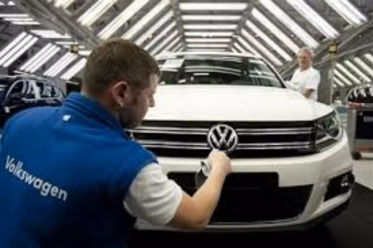 4. Volkswagen AG (trụ sở: Đức, tổng số nhân viên: 555.097 người, doanh thu: 271,3 tỷ USD, lĩnh vực: sản xuất). Volkswagen, một trong những hãng xe hơi hàng đầu thế giới với hơn 9,7 triệu xe được sản xuất trong năm 2013, cũng là một trong những công ty có nhiều lao động nhất thế giới.