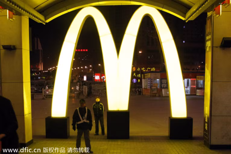 4 . McDonald’s" Khi nhà cung cấp thực phẩm lâu năm - Thượng Hải Husi Food Co - bị đóng cửa, thương hiệu thức ăn nhanh nổi tiếng này một lần nữa được đưa ra ánh sáng bởi những vụ bê bối an toàn thực phẩm. Năm 2013, McDonald cũng khiến người tiêu dùng khiếp sợ khi dùng thịt gà tăng trưởng.