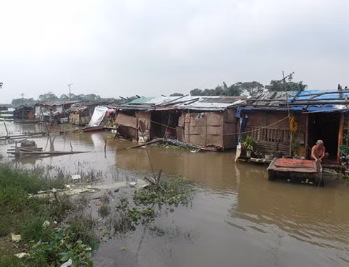 Dọc bờ sông Hồng từ chân cầu Chương Dương chạy qua chân cầu Long Biên, có rất nhiều xóm ngụ cư của người ngoại tỉnh. Đây là hình ảnh của xóm chài Phúc Xá (tổ dân phố An Xá, phường Phúc Xá, quận Ba Đình). Cư dân xóm chài 100% là lao động tỉnh lẻ. Họ là những lao động rời quê lên Hà Nội kiếm miếng cơm manh áo, không đủ tiền thuê nhà trọ, kéo nhau ra khu vực này trú ngụ.