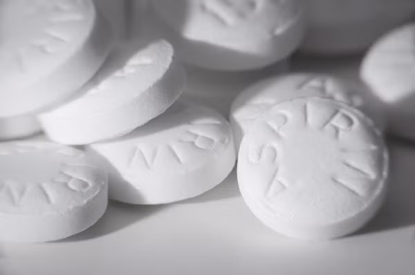 Uống Coca-Cola với thuốc aspirin viên sủi gây nghiện (thậm chí chết người). Trong đầu những năm 1930, một bác sĩ từ đã yêu cầu "Tạp chí Hiệp hội Y khoa Mỹ" thông báo rằng một thiếu niên đã bị nghiện khi uống Coca-Cola với thuốc aspirin (loại thuốc thường dùng để giảm đau, hạ sốt, kháng viêm). Khi tin tức về vụ việc này được lan truyền, nhiều phụ huynh đã ngăn con cái của họ sử dụng sản phẩm này vì nó gây chết người. Tuy nhiên, đây chỉ là điều bịa đặt.