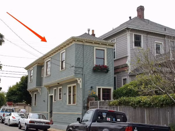 Bất chấp kế hoạch quy hoạch đường phố ở California, Charles Froling đã thiết kế ngôi nhà này để phản đối thành phố cũng như một người hàng xóm ủng hộ kế hoạch làm đường.