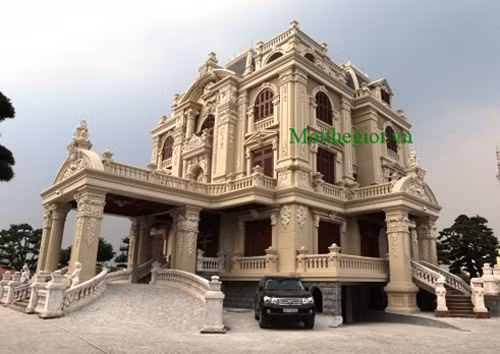  Lâu đài Tổng Hải Sơn của đại gia Phủ Lý (Hà Nam) có diện tích hơn 3.000 m2, bốn mặt tiền, với chi phí xây dựng khoảng 100 tỉ đồng là một trong những lâu đài đắt bậc nhất Việt Nam hiện nay.