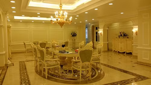 Chất lượng đồ nội thất cao cấp, hệ thống chi tiết hoa văn, phào chỉ được dát vàng hoàn mỹ, tinh xảo. Những món đồ này đều có giá trị tiền tỷ.