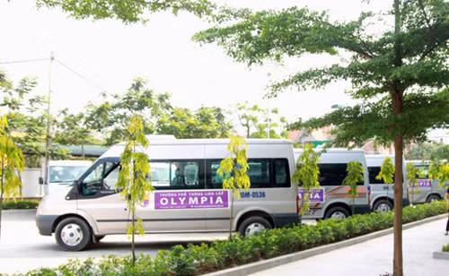 Hệ thống xe bus đưa đón học sinh theo tuyến hoặc tại nhà với các giám sát viên túc trực theo từng xe sẽ đảm bảo sự an toàn cho học sinh.