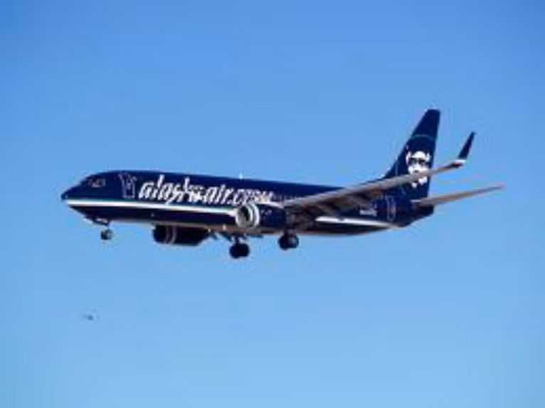  5. Alaska Air. Alaska Air Group Inc: Đây là một trong số ít những hãng hàng không độc lập còn lại của Mỹ. Tại thị trường phía tây Hoa Kỳ, Alaska Air là một thương hiệu mạnh, đặc biệt là tại thành phố Salt Lake, Los Angeles và Seattle. Mặc dù doanh thu và thu nhập ròng luôn tăng ổn định trong vòng 5 năm qua và được lòng khách hàng nhất, nhưng dự đoán, hãng sẽ không thể tồn tại trong năm 2015.