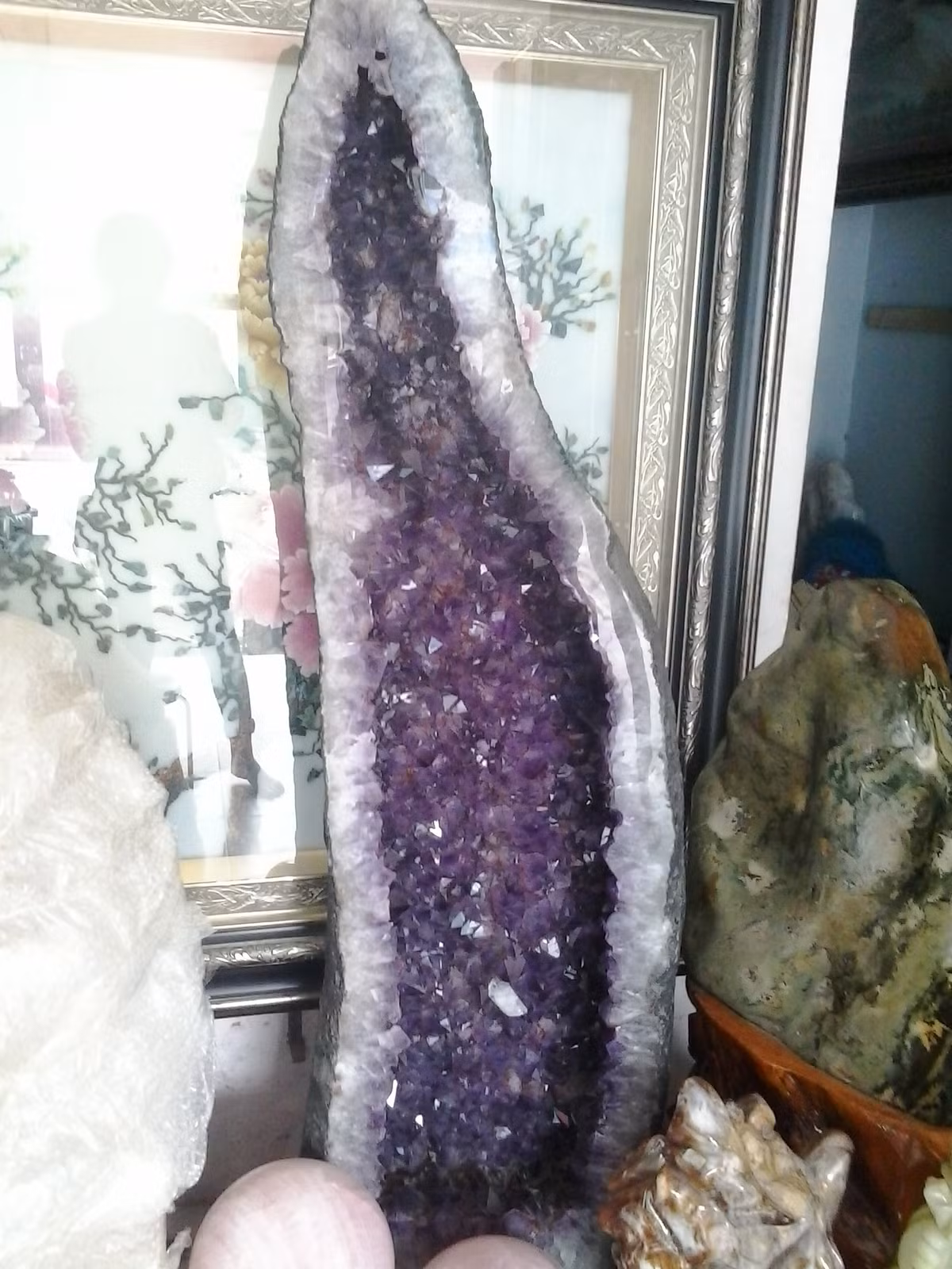 Thạch anh tím còn gọi là đá quý Amethyst, là loại quý và hiếm nhất trong các loại thạch anh. Thạch anh tím biểu trưng cho sự tự chủ về mặt tinh thần, khả năng dự đoán, tiên tri; sức sống mạnh mẽ; tính chặt chẽ, chính xác và thận trọng. Loại thạch anh tím đặc biệt rất thích hợp cho các doanh nhân và các nhà hoạt động xã hội – chính trị.