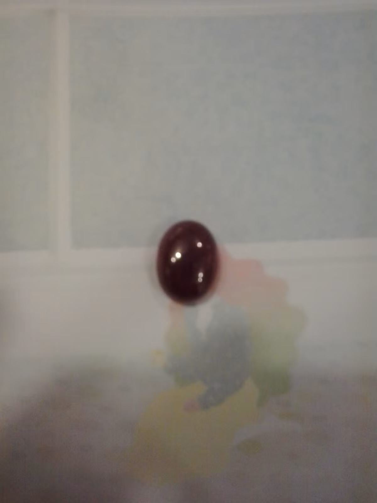 Đá Ruby thường đem lại may mắn và tránh những tai ương trong công việc nên được giới kinh doanh, đặc biệt là dân chơi chứng khoán lùng sục tìm kiếm. Ruby có nhiều hình dáng và màu sắc khác nhau mang sức hút riêng: từ Ruby hồng đến đỏ nhạt, đỏ sẫm, đỏ ánh cam hay đỏ ánh tím. Giá trị của mỗi viên Ruby cũng khác nhau từ 15 USD đến 150 USD/1carat, nhưng cũng có những viên Ruby có giá lên đến cả trăm ngàn USD/1carat. Ảnh: Viên Ruby đỏ tại của hàng đá quý Ánh Ngọc (Ba Đình, Hà Nội) có giá trị lên tới cả trăm triệu đồng.