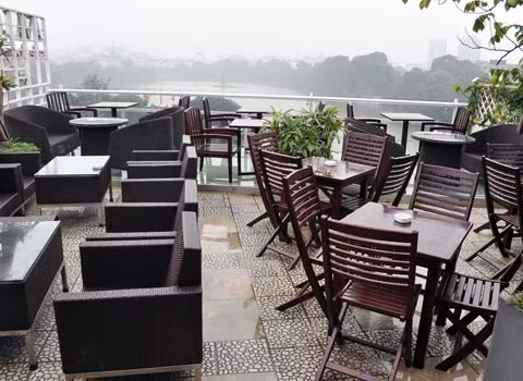 Avalon Café chiếm lĩnh từ tầng 4 tới tầng 7 của tòa nhà 73 Cầu Gỗ, nơi vẫn hay được gọi bằng tên "Tòa nhà Hàm Cá Mập". Với góc nhìn hướng ra Hồ Gươm và không gian rộng rãi, sang trọng, tươi mát cũng như 4 tầng được thiết kế mang 4 phong cách khác nhau, nơi đây đã trở thành một đặc điểm rất hút khách. Ngoài ra Avalon Cafe Lounge còn cung cấp gói dịch vụ chụp ảnh thuê với mức giá 300.000 đồng trong vòng 2 tiếng.