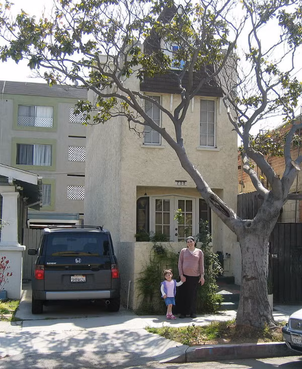 Theo truyền thuyết, một người có tên là Newton Rummonds đã mua một lô đất nhỏ ở Long Beach, California để trả món nợ 100 USD. Tuy nhiên, người hàng xóm cho rằng khu đất này quá hẹp để làm bất cứ việc gì. Ngay sau đó, Rummonds đã xây dựng ngôi nhà này để chứng minh họ sai.